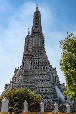 Dik bir dikey merdiven Tayland 'ın başkenti Bangkok' taki Ay Tapınağı 'nın eteklerinden gökyüzüne dikey gider.