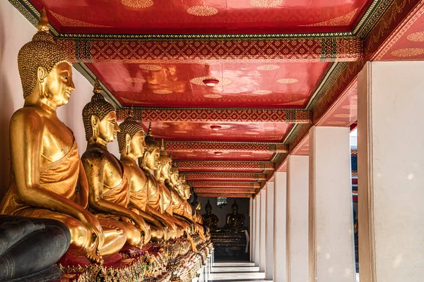 Μια Μακρά Σειρά Από Επιχρυσωμένα Αγάλματα Του Βούδα Στην Γκαλερί — Φωτογραφία Αρχείου