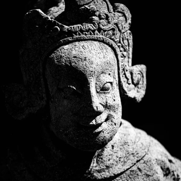 Uma Figura Pedra Uma Mulher Tailandesa Jardim Sombrio Templo Budista — Fotografia de Stock
