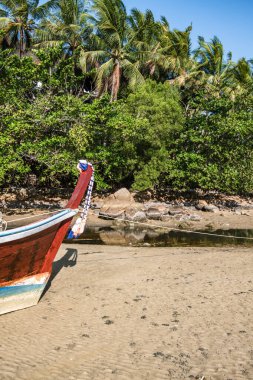 Örgü ve renkli püsküllerle süslenmiş ahşap bir Tayland teknesinin pruvası..