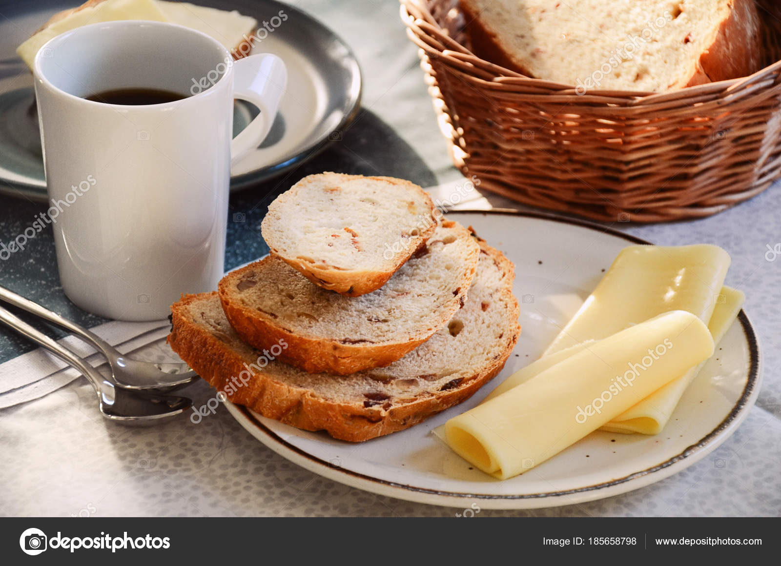 Imágenes desayuno pan y cafe Desayuno con una taza de