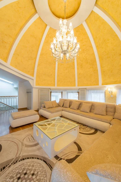 Interior de uma moradia de apartamento de cúpula de luxo, sala de estar, cúpula ce — Fotografia de Stock