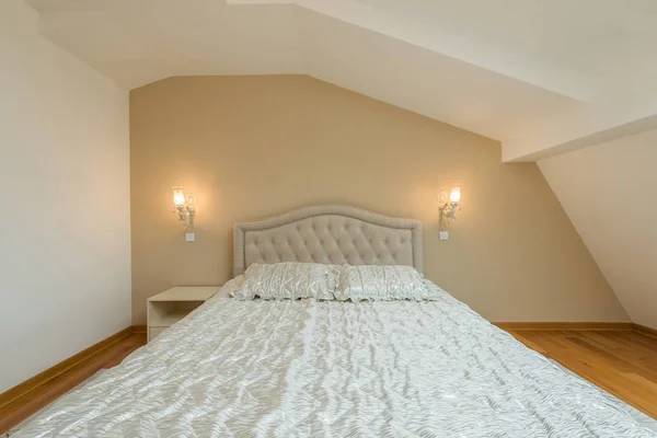 Innenraum eines Loft-Schlafzimmers mit Doppelbett in einer Luxuswohnung — Stockfoto