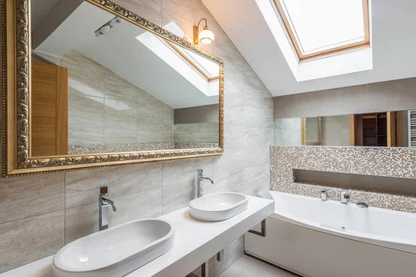 Interno di un bagno di lusso in loft — Foto Stock