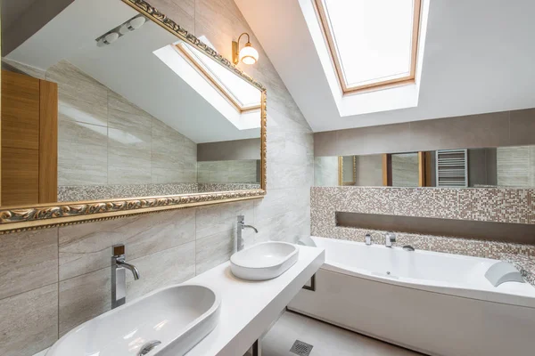 Інтер'єр розкішної ванної кімнати в квартирі лофт — стокове фото
