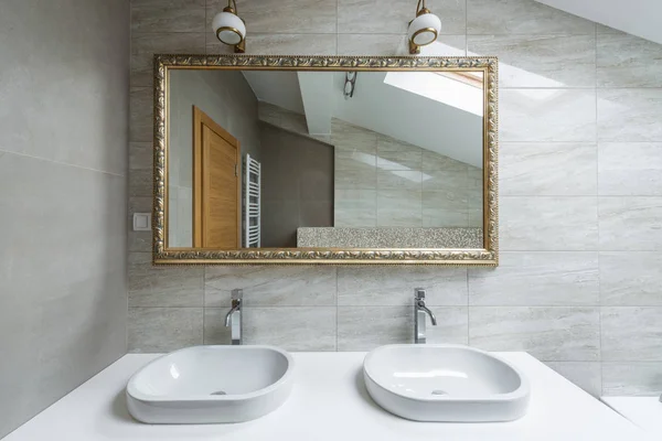 Interno di un bagno di lusso in loft — Foto Stock