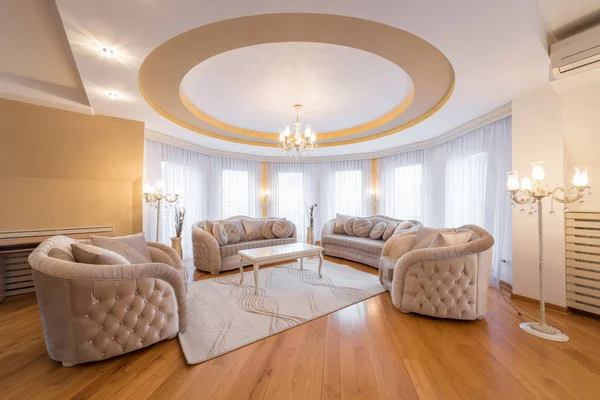 Interior of a luxury living room with round, circle, ceiling — Stock Photo, Image