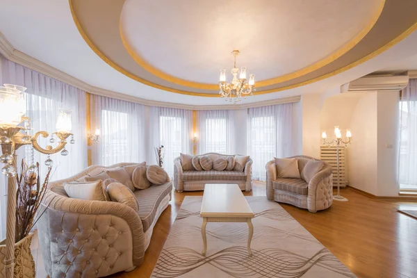 Interior of a luxury living room with round, circle, ceiling — Stock Photo, Image