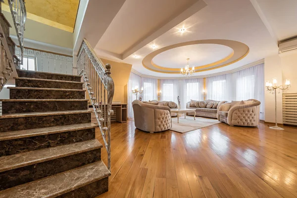 Interior of a luxury living room with round, circle, ceiling — Stock Photo, Image