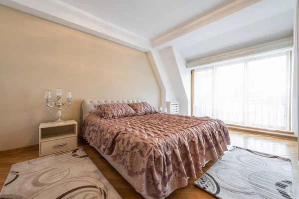 Interiör av ett luxury loft sovrum med master bed — Stockfoto