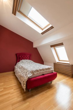 Yatak odası iç lüks kırmızı çatı, çatı, çatı ile daire 
