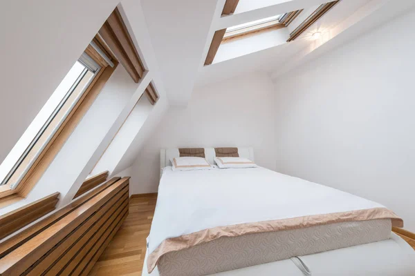 Schlafzimmereinrichtung in Luxus-Loft, Dachgeschoss, Wohnung mit Dachwind — Stockfoto