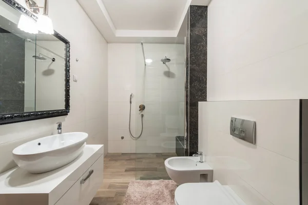 Salle de bain moderne intérieur avec cabine de douche dans villa de luxe — Photo