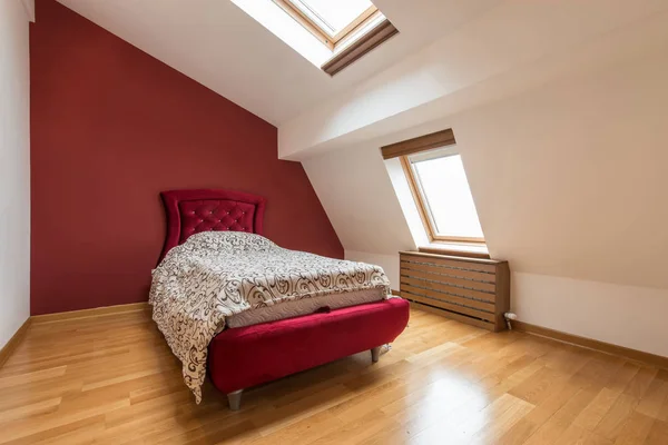 Yatak odası iç lüks kırmızı çatı, çatı, çatı ile daire 