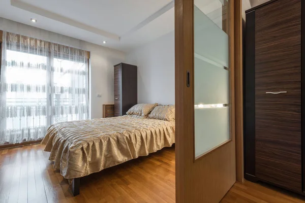 Інтер'єр розкішної спальні в стилі лофт з великим ліжком — стокове фото