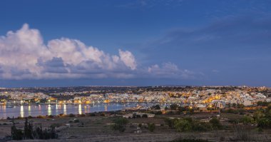 MARSAXLOKK, Malta - panoramik manzarası görünümünü Marsaxlokk, mavi gökyüzü ve bulutlar güzel gündoğumu, Malta geleneksel balıkçı köyü