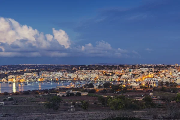 Marsaxlokk, malta - Panoramablick auf Marsaxlokk, das traditionelle Fischerdorf Malta bei Sonnenaufgang mit blauem Himmel und schönen Wolken — Stockfoto