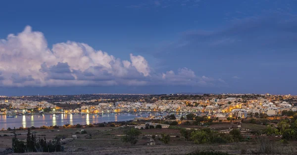 Marsaxlokk, malta - Panoramablick auf Marsaxlokk, das traditionelle Fischerdorf Malta bei Sonnenaufgang mit blauem Himmel und schönen Wolken — Stockfoto