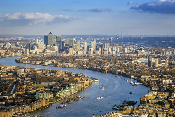 Londres, Inglaterra - Vista aérea de los rascacielos de Canary Wharf, el principal distrito de negocios del mundo y el río Támesis — Foto de Stock