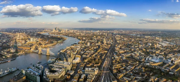 Londen, Engeland - panoramisch luchtfoto van Londen met de beroemde Tower en de Tower Bridge en de wolkenkrabbers van Canary Wharf op de achtergrond — Stockfoto