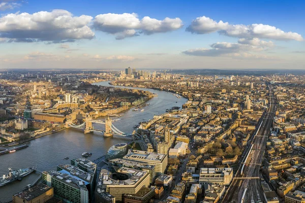 Londyn, Anglia - panoramiczny widok z lotu ptaka London Tower i Tower Bridge i wieżowców Canary Wharf w tle — Zdjęcie stockowe