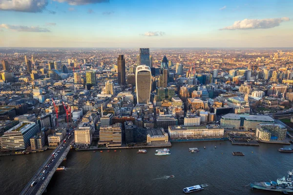 Londres, Inglaterra - Vista aérea de la ciudad de Londres al atardecer. Esta vista incluye el río Támesis, el distrito financiero del Banco, el puente de Londres, los famosos rascacielos y el Monumento — Foto de Stock