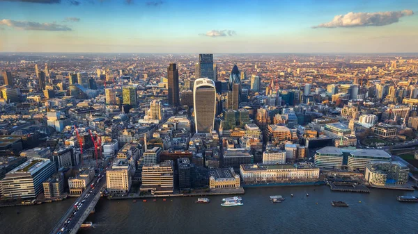 Londra, İngiltere - Londra batımında görünümünü hava manzarası. Thames Nehri, Finans banka Merkezi, Londra Köprüsü, ünlü gökdelenler ve anıt bu görünüm içerir — Stok fotoğraf
