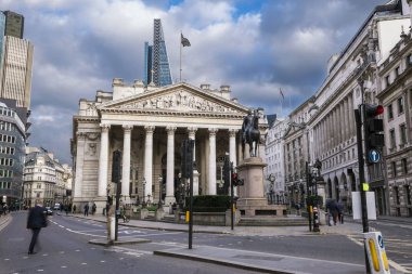 Londra, İngiltere - Royal Exchange iş adamı yürüyüş ile bina