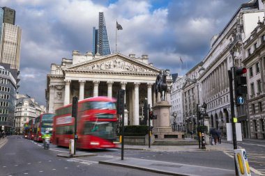 Londra, İngiltere - Royal Exchange building hareketli kırmızı Çift katlı otobüs