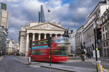 Londra, İngiltere - Royal Exchange building hareketli kırmızı Çift katlı otobüs hareket