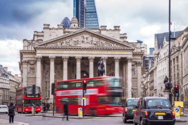 Londra, İngiltere - ikonik kırmızı Çift katlı otobüs hareket ve siyah ve yeşil Londra Taksi ile Royal Exchange building