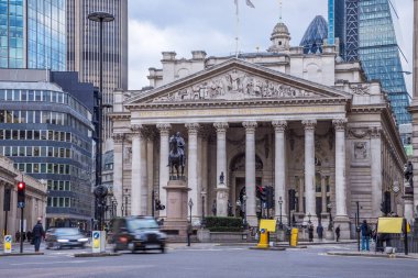 Londra, İngiltere - Royal Exchange hareketli geleneksel siyah Londra Taksi ile bina