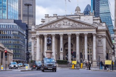 Londra, İngiltere - Royal Exchange hareketli geleneksel siyah Londra Taksi ile bina