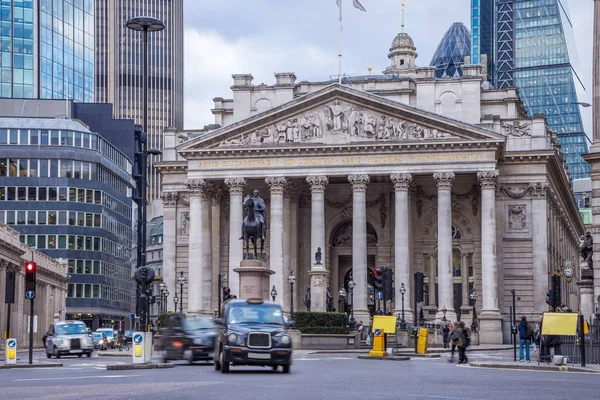 Londra, İngiltere - Royal Exchange hareketli geleneksel siyah Londra Taksi ile bina