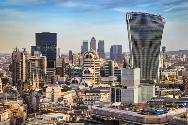 London, England - Bankenviertel und Kanariensteg, die beiden führenden Finanzbezirke der Welt im Zentrum Londons mit berühmten Wolkenkratzern und anderen Sehenswürdigkeiten bei Sonnenuntergang — Stockfoto