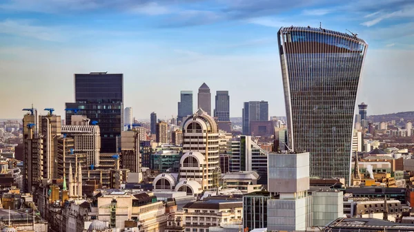 Londres, Inglaterra - Bairro do Banco e Canary Wharf, os dois principais distritos financeiros do mundo no centro de Londres com arranha-céus famosos e outros marcos ao pôr do sol — Fotografia de Stock