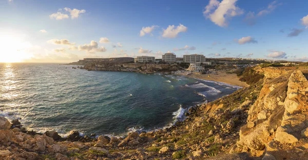 Ghajn Tuffieha, Malta - Vista panorámica del horizonte de Golden Bay, la playa de arena más hermosa de Malta al atardecer con cielo azul y nubes — Foto de Stock