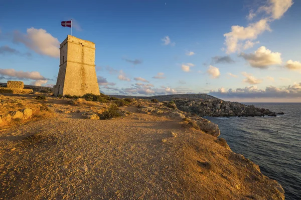 Malte - Tour de guet de Ghajn Tuffieha à Golden Bay avant le coucher du soleil — Photo