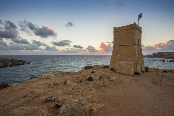 Malta - Ghajn Tuffieha watchtower at Golden Bay before sunset — Stock Photo, Image