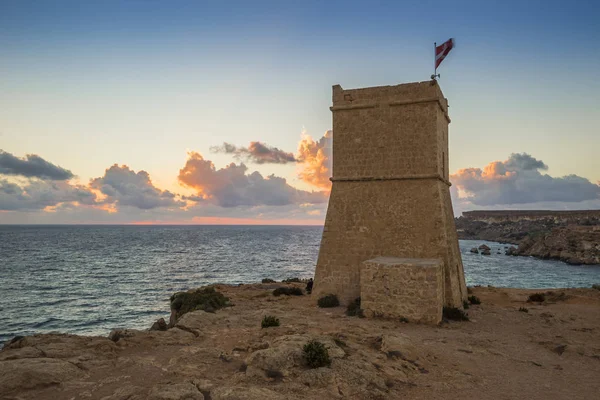 Malte - Tour de guet de Ghajn Tuffieha à Golden Bay avant le coucher du soleil — Photo