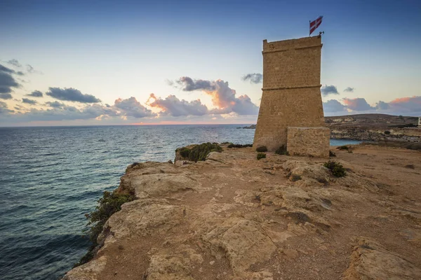 Malte - Tour de guet de Ghajn Tuffieha à Golden Bay avant le coucher du soleil — Photo