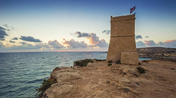 Malta - Torre de vigilancia Ghajn Tuffieha en Golden Bay antes del atardecer — Foto de Stock