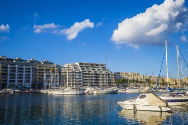 Msida, Malta - Msida Jacht Marinada mavi gökyüzü ve bulutlar güzel yaz gününde