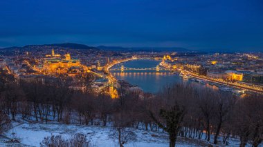 Budapeşte, Macaristan - Buda Castle (Kraliyet Sarayı), Chain Bridge, Tuna Nehri ve mavi saat olarak görülen Parlamento'da Gellert Hill panoramik manzarası görünümünde Kış saati
