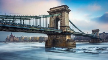 Budapeşte, Macaristan - ünlü Szechenyi Chain Bridge arka plan, Macar Parlamentosu ile buzlu nehir Tuna bir soğuk kış sabahı