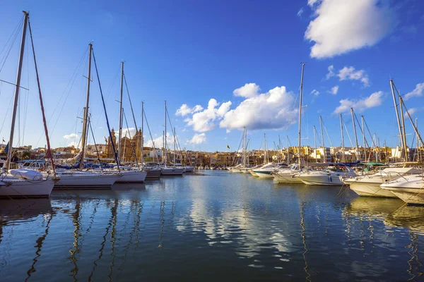 Msida, Malta - jachthaven met blauwe lucht en mooie wolken op een zomerdag — Stockfoto