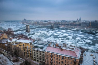 Budapeşte, Macaristan - arka plan bir kış sabahı buzlu nehir Tuna Parlamento ve Bazilika ile panoramik manzarası manzaraya Szechenyi Chain Bridge