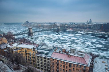 Budapeşte, Macaristan - arka plan bir kış sabahı buzlu nehir Tuna Parlamento ve Bazilika ile panoramik manzarası manzaraya Szechenyi Chain Bridge