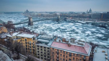 Budapeşte, Macaristan - arka plan bir kış sabahı buzlu nehir Tuna Parlamento ve Bazilika ile panoramik manzarası manzaraya Szechenyi Chain Bridge