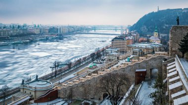 Budapeşte, Macaristan - Varkert Bazar ve buzlu nehir Tuna Buda Castle (Kraliyet Sarayı) bulutlu kış sabahı alınan panoramik manzarası görünümü
